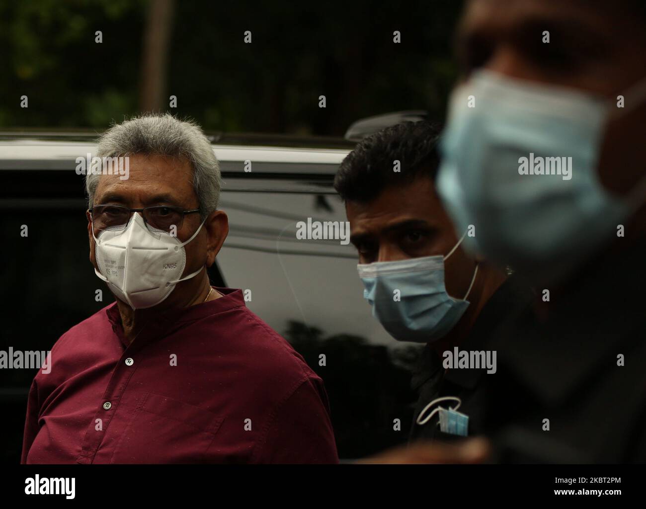 Gotabaya Rajapaksa (L), président sri-lankais, porte un masque facial, regarde pendant l'inauguration de la campagne électorale de Podujana Peramuna (SLPP) sri-lankaise qui a mené aux élections législatives à Anuradhapura (200km de la capitale Colombo), Sri Lanka sur 3 juillet 2020. En conséquence, le Président Rajapaksa a assisté à plusieurs rassemblements publics dans le district d'Anuradhapura pour assurer la victoire des candidats du SLPP en lice pour les prochaines élections générales. SLPP, Sri Lanka Podujana Peramuna est dirigée par le frère du Président Gotabaya Rajapaksa, le Premier ministre Mahinda Rajapaksa. Le Sri Lanka tiendra Banque D'Images