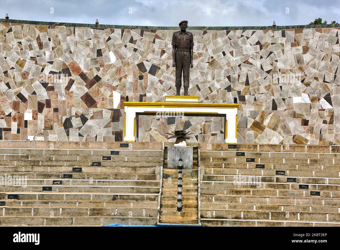 Statue du Caporal Gamini Kularatne du 6 Sri Lanka Sinha Regiment (SLSR) au Mémorial de guerre des héros de guerre de Hasalaka (Mémorial de guerre de Hasalaka Gamini) situé au col de l'éléphant, province du Nord, Sri Lanka, sur 10 août 2017. Le caporal Gamini Kularatne a été tué le 14 juillet 1991, tout en empêchant un bulldozer blindé appartenant aux Tigres de libération de l'Eelam tamoul (LTTE) de s'introduire dans la garnison de l'Armée du Col de l'éléphant pendant la première bataille du Col de l'éléphant. Le Caporal Kularatne a utilisé deux grenades à main pour tuer l'équipage de quatre hommes à l'intérieur du bulldozer et a désactivé le véhicule blindé avant d'être tué Banque D'Images