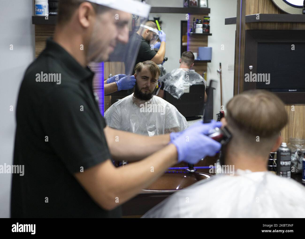 Un homme qui se coupe les cheveux au salon de coiffure MR Snips. Les coiffeurs et les magasins de barbers rouvrent en Angleterre après avoir été fermés depuis mars en raison du verrouillage imposé par le gouvernement britannique pour aider à freiner la propagation de la pandémie COVID-19 à Stanford le Hope, en Angleterre sur 4 juillet 2020. (Photo de Jacques Feeney/MI News/NurPhoto) Banque D'Images