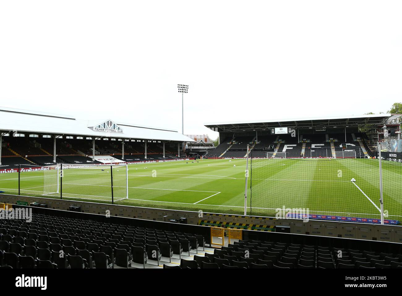 Vue générale de l'intérieur du stade lors du match de championnat Sky Bet entre Fulham et Birmingham City à Craven Cottage, Londres, le samedi 4th juillet 2020. (Photo de Jacques Feeney/MI News/NurPhoto) Banque D'Images