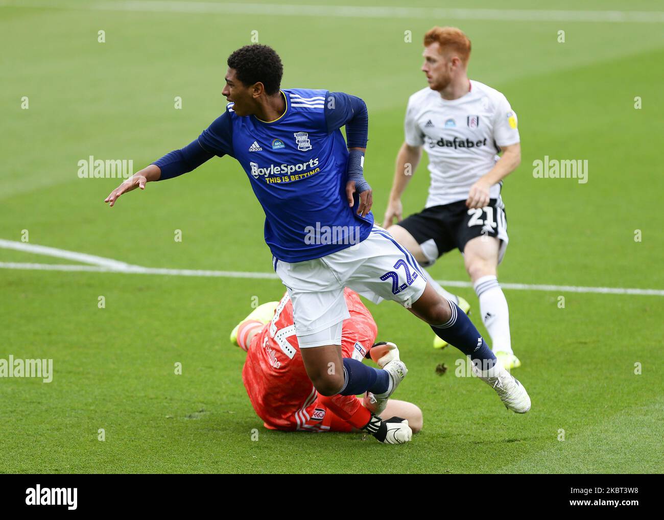 Jude Bellingham de Birmingham City étant déclenché par Marek Rodak de Fulham lors du match de championnat Sky Bet entre Fulham et Birmingham City à Craven Cottage, Londres, le samedi 4th juillet 2020. (Photo de Jacques Feeney/MI News/NurPhoto) Banque D'Images