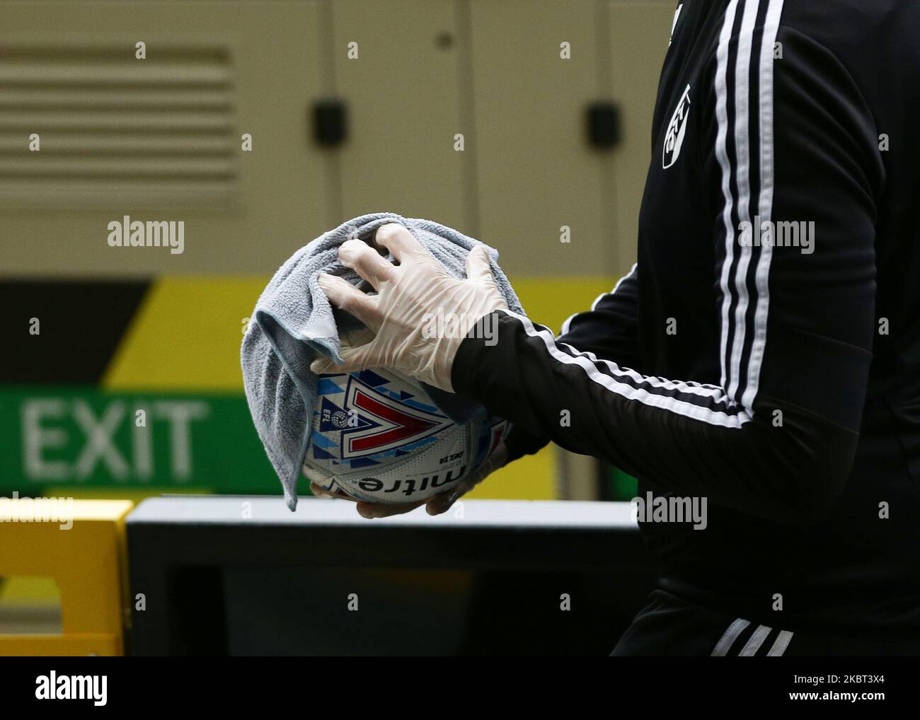 Une balle a été désinfectée lors du match de championnat Sky Bet entre Fulham et Birmingham City à Craven Cottage, Londres, le samedi 4th juillet 2020. (Photo de Jacques Feeney/MI News/NurPhoto) Banque D'Images