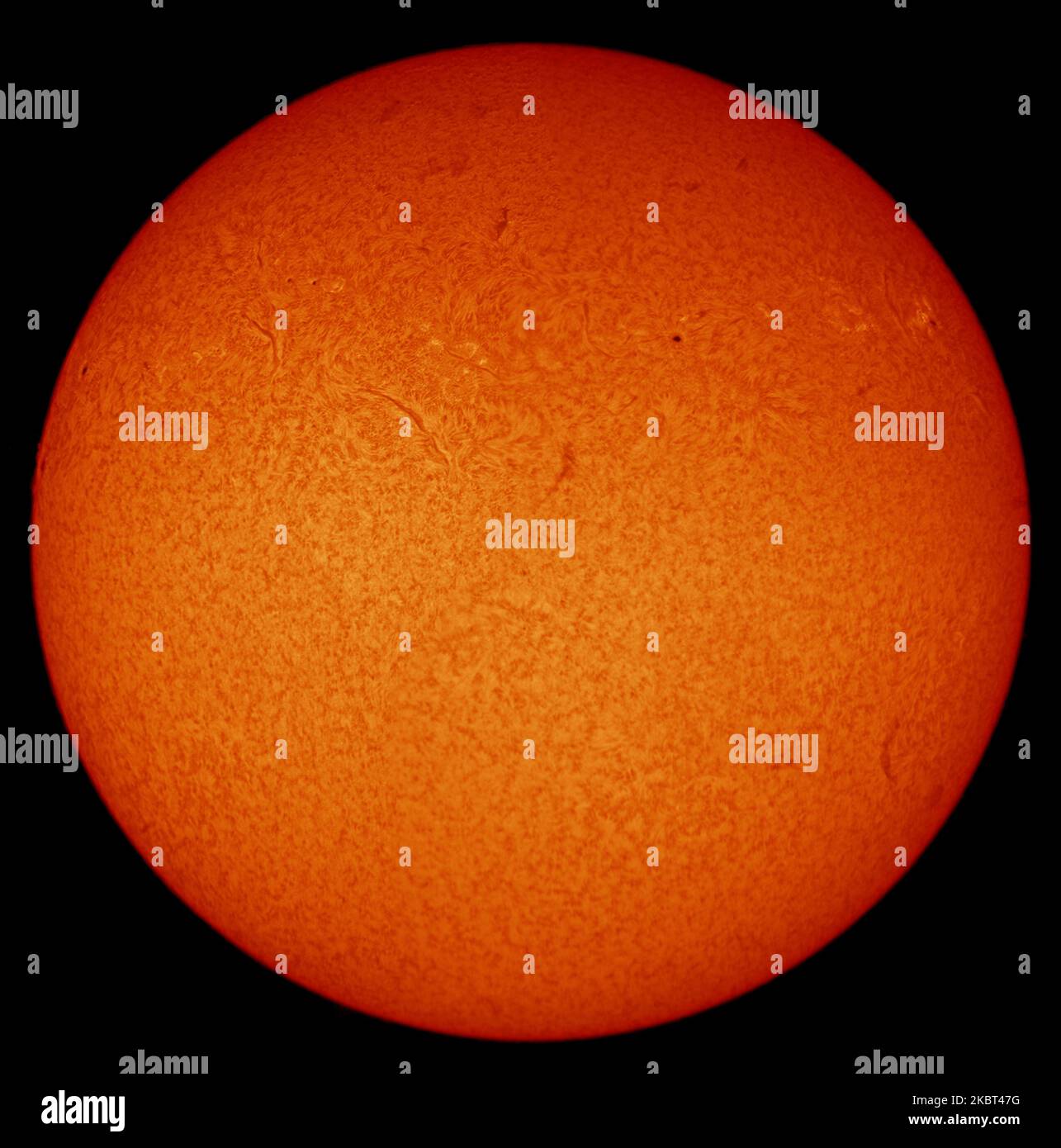 Disque plein de la surface active du Soleil le 4 novembre 2022, photographié avec le filtre solaire et le télescope Hydrogen alpha, Londres, Royaume-Uni Banque D'Images