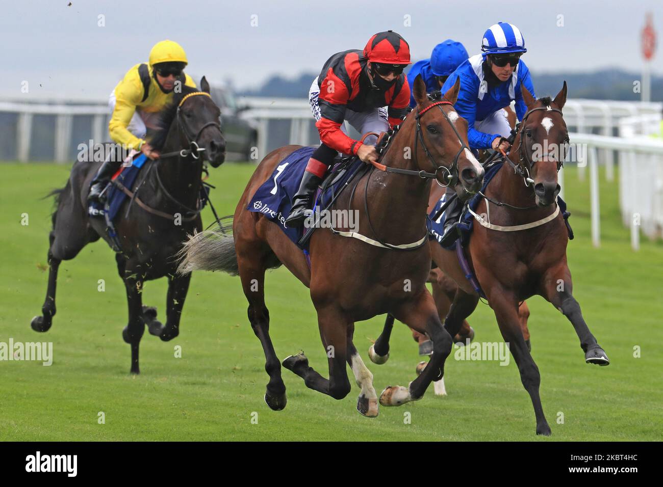 Un inhalateur avec jockey BA Curtis dirige Mutazawed et Twaasol sur Epsom Downs, au sud de Londres sur 4 juillet 2020 pendant les piquets investis de Woodcote EBF et a été contesté par des portes fermées en raison de la pandémie de COVID-19 (photo de Jon Bromley/MI News/photo Nurley) Banque D'Images