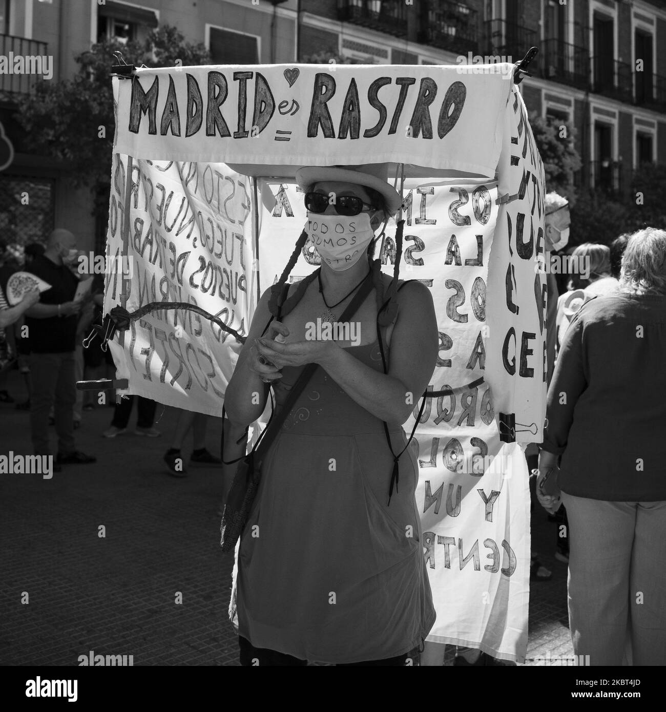 (NOTE DE L'ÉDITEUR : l'image a été convertie numériquement en noir et blanc.) Des centaines de marchands du Rastro de Madrid ont protesté ce dimanche contre le projet de réactivation du marché après Covid-19, élaboré par le gouvernement, qui, de l'avis des professionnels, est «criminalisatrice» et «irréalisable» économiquement, sur 5 juillet 2020 à Madrid, en Espagne. (Photo par Oscar Gonzalez/NurPhoto) Banque D'Images