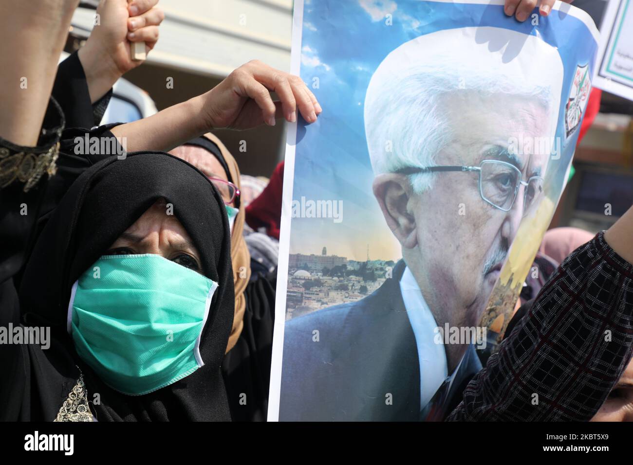 Les manifestants palestiniens, certains revêtus de masque en raison de la pandémie du coronavirus COVID-19, marraient les drapeaux nationaux et tiennent des affiches du président palestinien Mahmud Abbas lors d'une manifestation contre les plans d'annexion d'Israël en Cisjordanie, dans la ville de Gaza, à 6 juillet 2020. (Photo de Majdi Fathi/NurPhoto) Banque D'Images