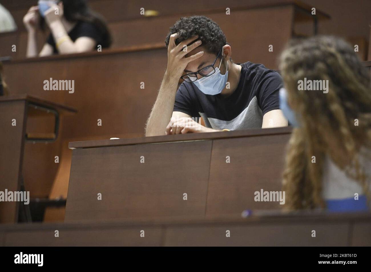 Les étudiants entrent pour passer les examens de l'évaluation de l'accès à l'Université (EVAU) à l'Université Complutense sur 06 juillet 2020 à Madrid, Espagne. Plus de 41 000 étudiants passent les examens d'entrée à l'Université de la Communauté de Madrid à compter de ce lundi, soit une augmentation de 22 pour cent par rapport à l'année dernière. Ainsi, pour la première fois, étant donné la situation de crise sanitaire du Covid-19, les examens EVAU seront prolongés de quatre jours, au lieu de trois (photo d'Oscar Gonzalez/NurPhoto) Banque D'Images