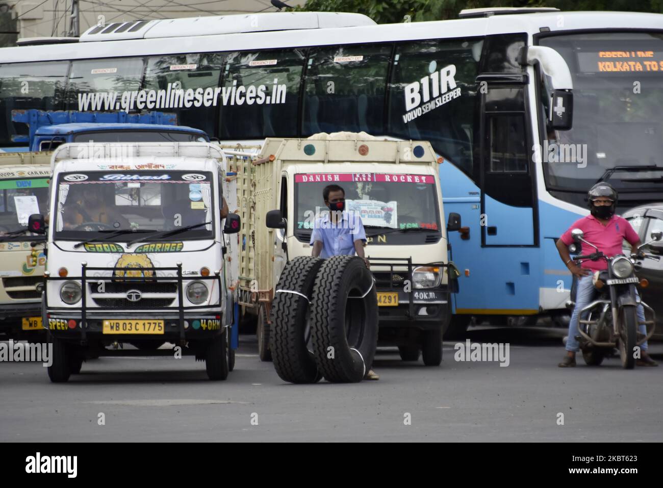 Un homme avec deux pneus se trouve entre un embouteillage au milieu d'une urgence du coronavirus à Kolkata, Inde, 06 juillet 2020. (Photo par Indranil Aditya/NurPhoto) Banque D'Images