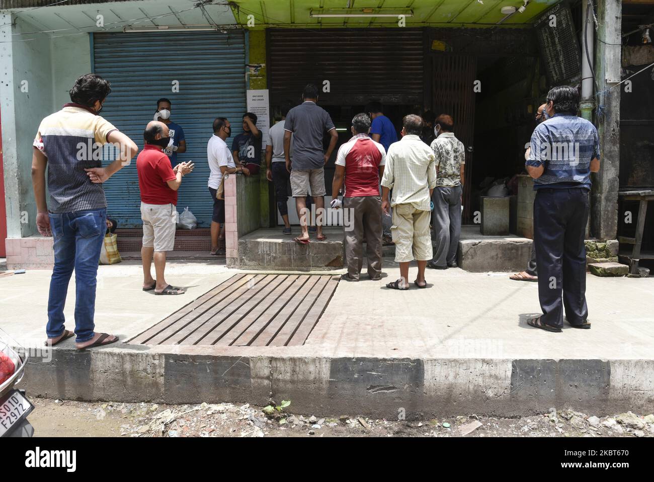 Les gens se rassemblent à l'épicerie, après le confinement facile, à Guwahati, Assam, Inde le lundi, 06 juillet 2020. (Photo de David Talukdar/NurPhoto) Banque D'Images