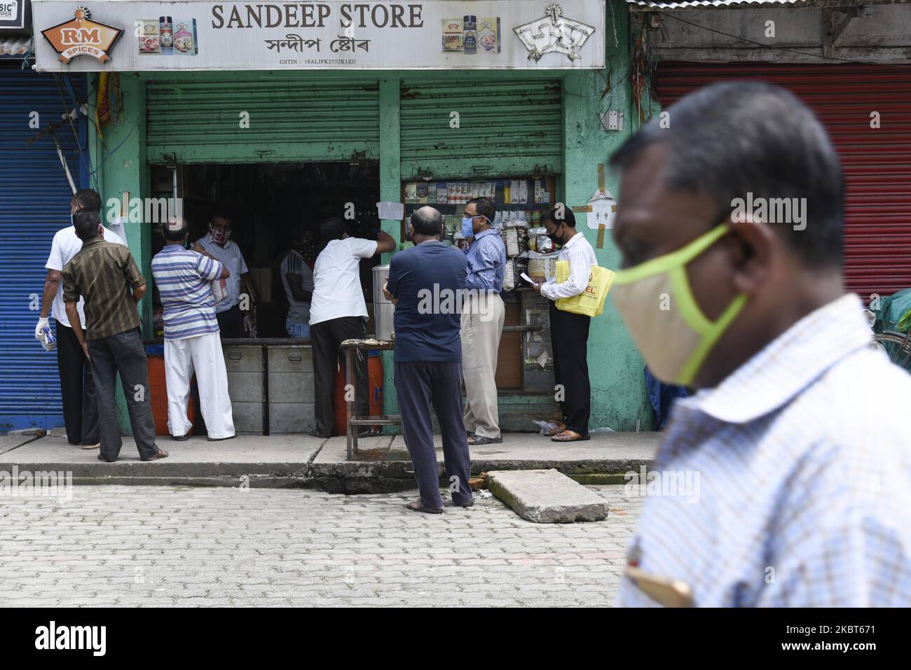 Les gens se rassemblent à l'épicerie, après le confinement facile, à Guwahati, Assam, Inde le lundi, 06 juillet 2020. (Photo de David Talukdar/NurPhoto) Banque D'Images