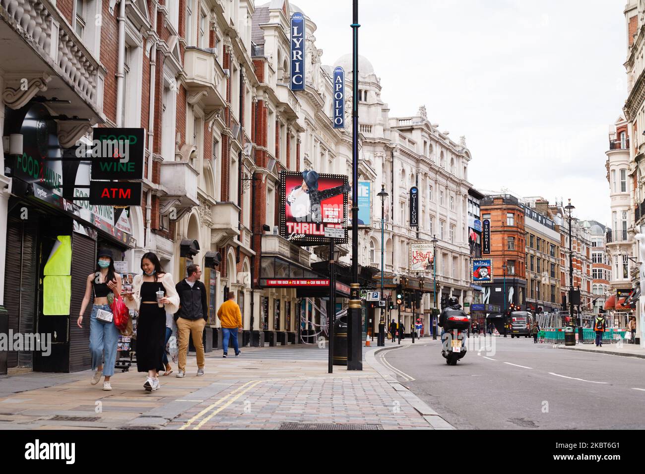 Les gens, certains portant un masque facial, marchent devant des théâtres fermés sur l'avenue Shaftesbury à Londres, en Angleterre, sur 6 juillet 2020. La nuit dernière, le gouvernement britannique a dévoilé un « paquet de 1,57 milliards de livres sterling » pour le secteur des arts, conçu pour aider les musées, les galeries, les théâtres, les cinémas indépendants, les sites patrimoniaux et les sites musicaux à traverser la pandémie du coronavirus. Elle fait suite à des semaines de lobbying de la part des dirigeants de l'industrie, qui ont averti que de nombreux sites étaient sur le point de s'effondrer, et certains théâtres dans tout le pays ayant déjà annoncé qu'ils allaient fermer. Les salles des arts de la scène n'ont pas encore Banque D'Images