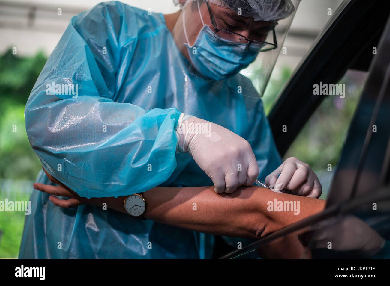 Un travailleur de la santé effectue un test COVID-19 au drive sur un homme à l'aide d'un test d'anticorps par immunofluorescence améliorée (ECLIA) au site de test de la ville médicale d'Ortigas, aux Philippines, à 7 juillet 2020. Le test d'anticorps, certifié mondialement par les États-Unis et la FDA des Philippines, aurait une sensibilité de 100 % et une spécificité de 100 %.(photo de Lisa Marie David/NurPhoto) Banque D'Images