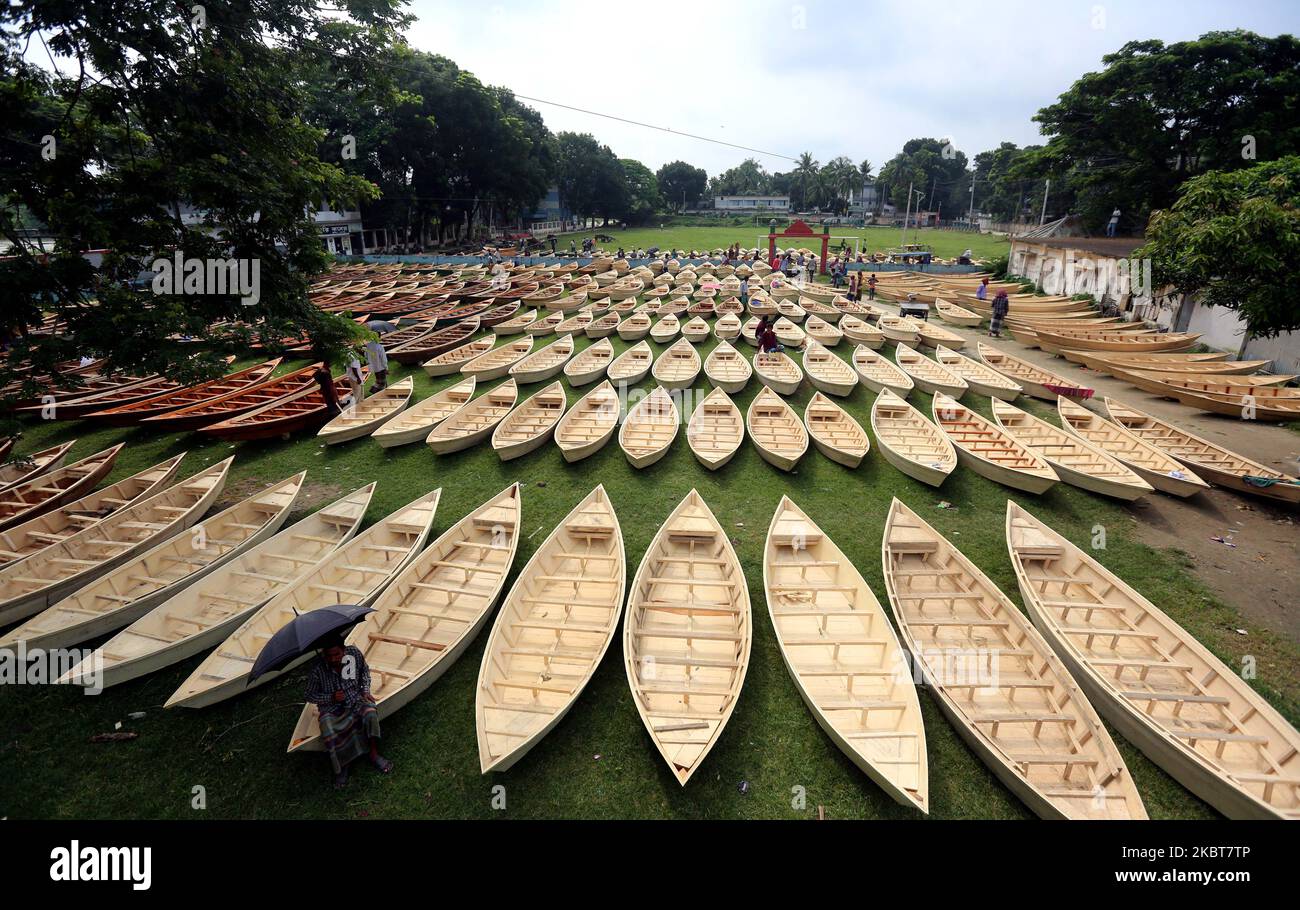 Un demi-siècle vieux marché local de canot pneumatique (petit bateau) à Manikganj, Bangladesh, sur 8 juillet 2020 a gagné la popularité pour la qualité des bateaux vendus là, avec des acheteurs venant de partout dans le pays. Des centaines de bateaux sont vendus sur le marché de Ghior upazila à Manikganj, connu localement sous le nom de 'Ghior Dinghy Noukar Haat', du matin au crépuscule. (Photo de Sony Ramany/NurPhoto) Banque D'Images