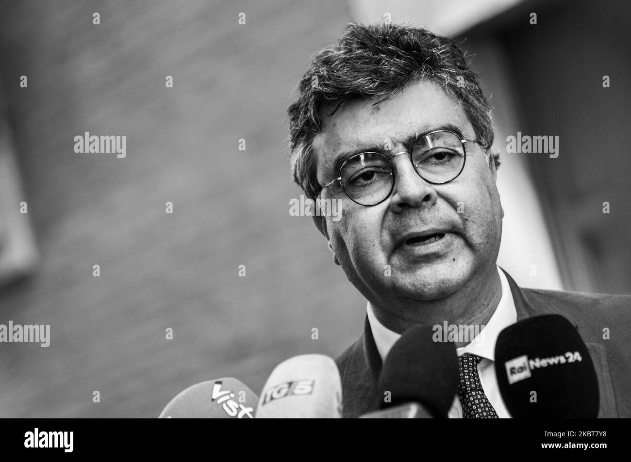 ( Note Éditeur d'images converti en Noir et blanc ) Déclaration à la presse à l'extérieur de la Chambre des députés par Emanuele Fiano, député du Parti démocratique (PD) sur 8 juillet 2020 à Rome, Italie. (Photo par Andrea Ronchini/NurPhoto) Banque D'Images