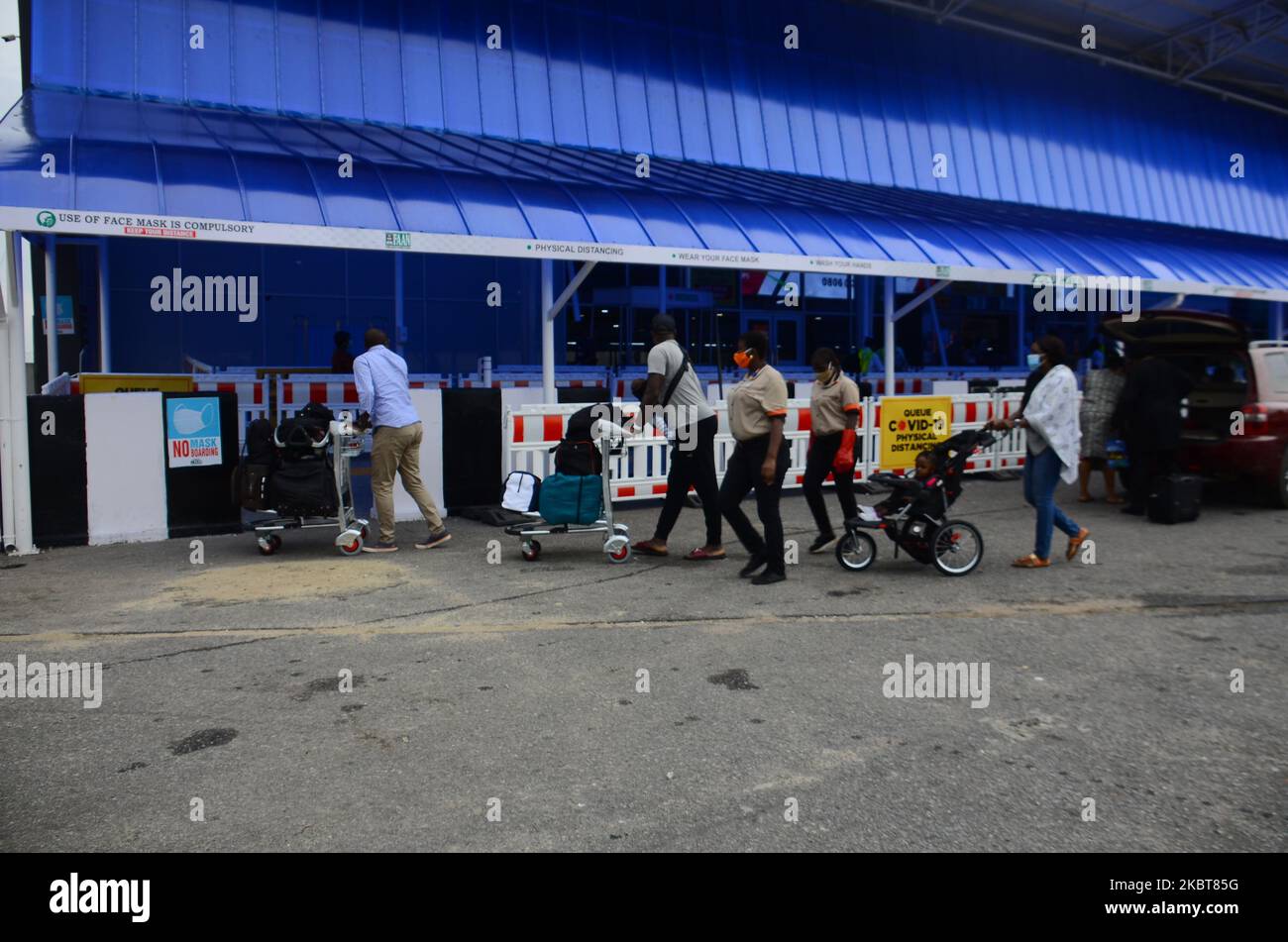 Les passagers arrivant à l'aéroport international de Murtala Muhammed portant des masques de protection entrant dans le hall Alpha de 8 juillet, permettant aux passagers de voler depuis Lagos-Abuja, le jour de sa réouverture après les mois de fermeture en raison des mesures sanitaires prises pour freiner la propagation de la maladie COVID-19 causée par le nouveau coronavirus. Lagos sur 8 juillet 2020. (Photo par Olukayode Jaiyeola/NurPhoto) Banque D'Images