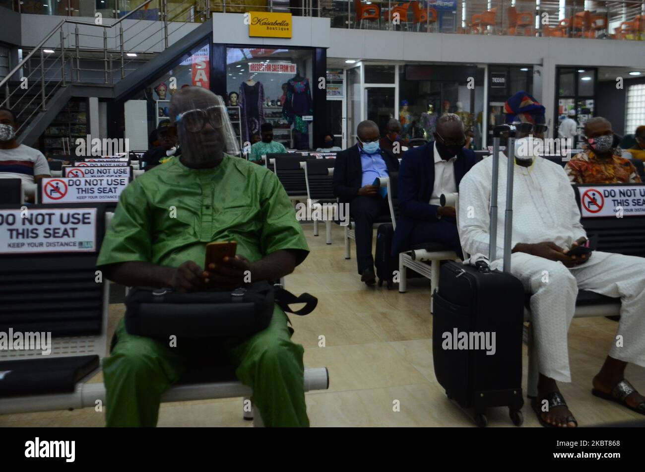 Un passager qui attend d'être enregistré à l'aéroport international de Murtala Muhammed, Alpha hall sur 8 juillet, permettant aux passagers de voler depuis Lagos-Abuja, le jour de sa réouverture après les mois de fermeture en raison de mesures sanitaires prises pour freiner la propagation de la maladie COVID-19 causée par le nouveau coronavirus. Lagos sur 8 juillet 2020. (Photo par Olukayode Jaiyeola/NurPhoto) Banque D'Images