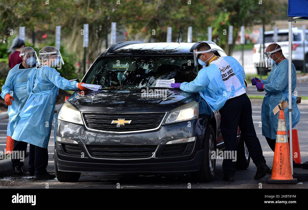 Les gens sont testés pour la COVID-19 à un site d'essais de conduite parrainé par la ville au stade Camping World sur 8 juillet 2020 à Orlando, en Floride. Le site a ouvert ses portes aujourd'hui alors que les cas de coronavirus en Floride atteignent des sommets records, avec plus de 10 000 nouveaux cas signalés au cours des 24 dernières heures. (Photo de Paul Hennessy/NurPhoto) Banque D'Images