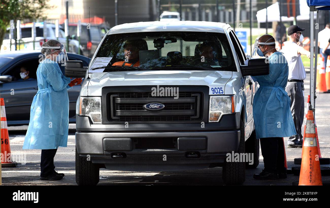 Les gens sont testés pour la COVID-19 à un site d'essais de conduite parrainé par la ville au stade Camping World sur 8 juillet 2020 à Orlando, en Floride. Le site a ouvert ses portes aujourd'hui alors que les cas de coronavirus en Floride atteignent des sommets records, avec plus de 10 000 nouveaux cas signalés au cours des 24 dernières heures. (Photo de Paul Hennessy/NurPhoto) Banque D'Images