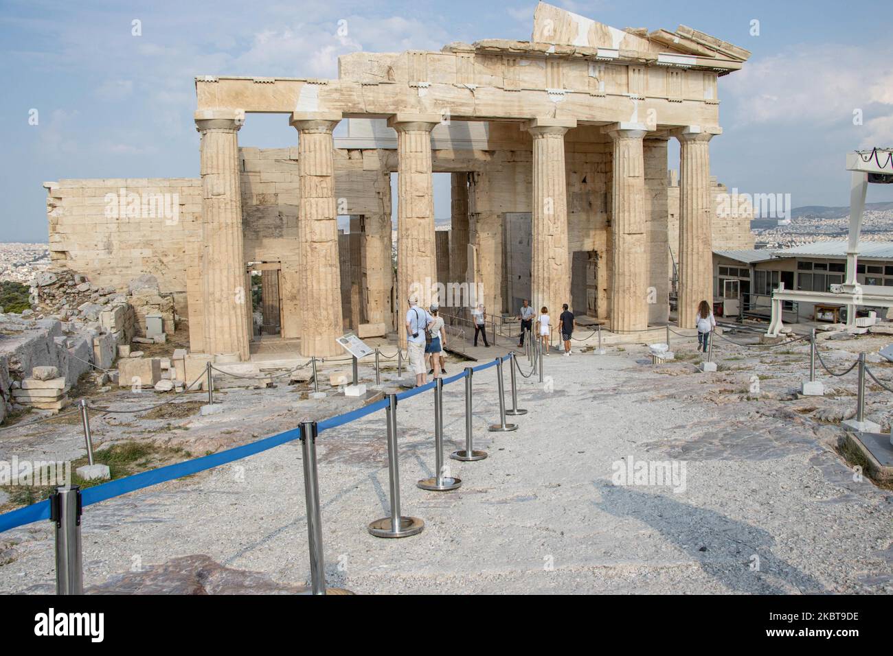 Peu de touristes ont vu visiter l'Acropole en comparant la normalité surpeuplée à la normalité avant la pandémie, le point de repère de la capitale grecque, après avoir assouplit les mesures de verrouillage du coronavirus Covid-19. Un séparateur en plexiglas est installé à l'entrée de l'Acropole. Les barrières en plexiglas se dressent à Propylaia, tandis que les séparateurs de ceinture rétractables conduisent les touristes à un itinéraire circulaire autour du Parthénon afin qu'ils ne puissent pas faire face aux groupes face à face. Sur 7 juillet 2020 à Athènes, Grèce. (Photo de Nicolas Economou/NurPhoto) Banque D'Images