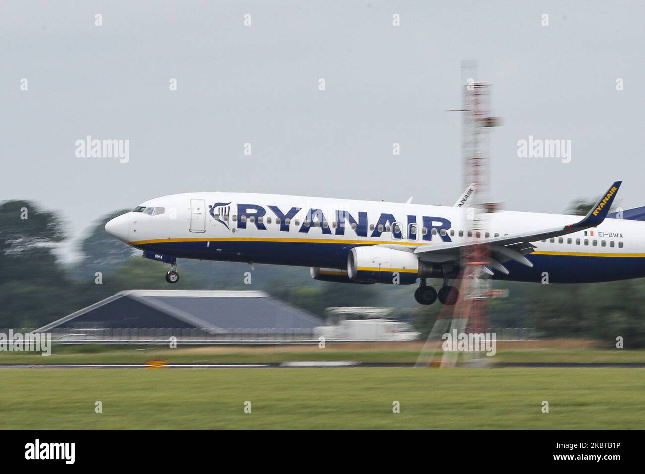 Avion Boeing 737-800 ou 737NG de la compagnie aérienne low cost de Ryanair tel que vu lors de l'approche finale vol et atterrissage à l'aéroport international ECAM d'Amsterdam Schiphol AMS sur la piste Polderbaan aux pays-Bas sur 2 juillet 2020. Le B737 est équipé de l'enregistrement EI-DWA et est alimenté par 2x moteurs à jet CFMI. Le transporteur de budget irlandais, FR RYR, vole exclusivement avec des Boeing. Les vols ont été réduits et des mesures spéciales sont appliquées pendant la période pandémique du coronavirus COVID-19. (Photo de Nicolas Economou/NurPhoto) Banque D'Images