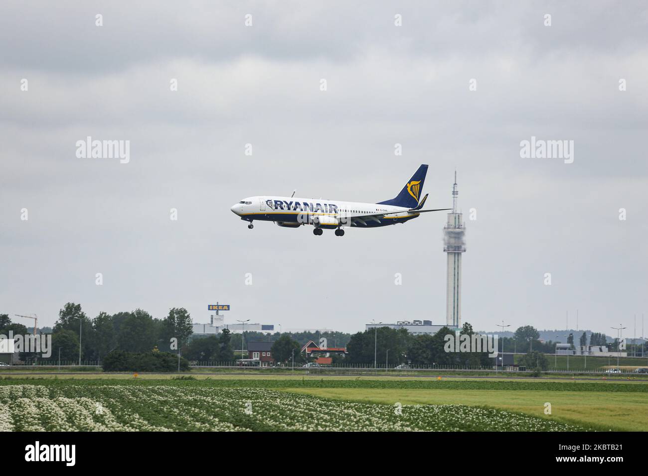 Avion Boeing 737-800 ou 737NG de la compagnie aérienne low cost de Ryanair tel que vu lors de l'approche finale vol et atterrissage à l'aéroport international ECAM d'Amsterdam Schiphol AMS sur la piste Polderbaan aux pays-Bas sur 2 juillet 2020. Le B737 est équipé de l'enregistrement EI-DWA et est alimenté par 2x moteurs à jet CFMI. Le transporteur de budget irlandais, FR RYR, vole exclusivement avec des Boeing. Les vols ont été réduits et des mesures spéciales sont appliquées pendant la période pandémique du coronavirus COVID-19. (Photo de Nicolas Economou/NurPhoto) Banque D'Images