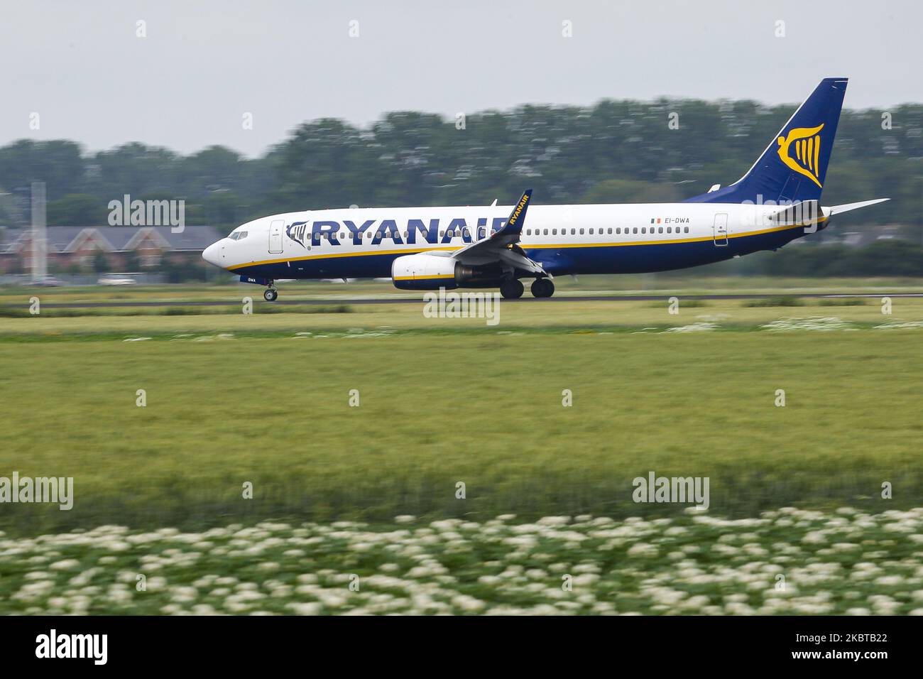 Avion Boeing 737-800 ou 737NG de la compagnie aérienne low cost de Ryanair tel que vu lors de l'approche finale vol et atterrissage à l'aéroport international ECAM d'Amsterdam Schiphol AMS sur la piste Polderbaan aux pays-Bas sur 2 juillet 2020. Le B737 est équipé de l'enregistrement EI-DWA et est alimenté par 2x moteurs à jet CFMI. Le transporteur de budget irlandais, FR RYR, vole exclusivement avec des Boeing. Les vols ont été réduits et des mesures spéciales sont appliquées pendant la période pandémique du coronavirus COVID-19. (Photo de Nicolas Economou/NurPhoto) Banque D'Images