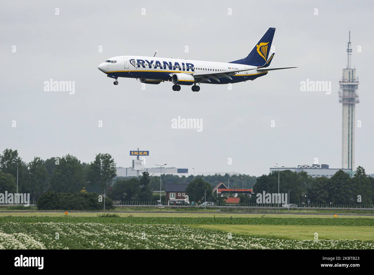 Avion Boeing 737-800 ou 737NG de la compagnie aérienne low cost de Ryanair tel que vu lors de l'approche finale vol et atterrissage à l'aéroport international ECAM d'Amsterdam Schiphol AMS sur la piste Polderbaan aux pays-Bas sur 2 juillet 2020. Le B737 est équipé de l'enregistrement EI-DWA et est alimenté par 2x moteurs à jet CFMI. Le transporteur de budget irlandais, FR RYR, vole exclusivement avec des Boeing. Les vols ont été réduits et des mesures spéciales sont appliquées pendant la période pandémique du coronavirus COVID-19. (Photo de Nicolas Economou/NurPhoto) Banque D'Images