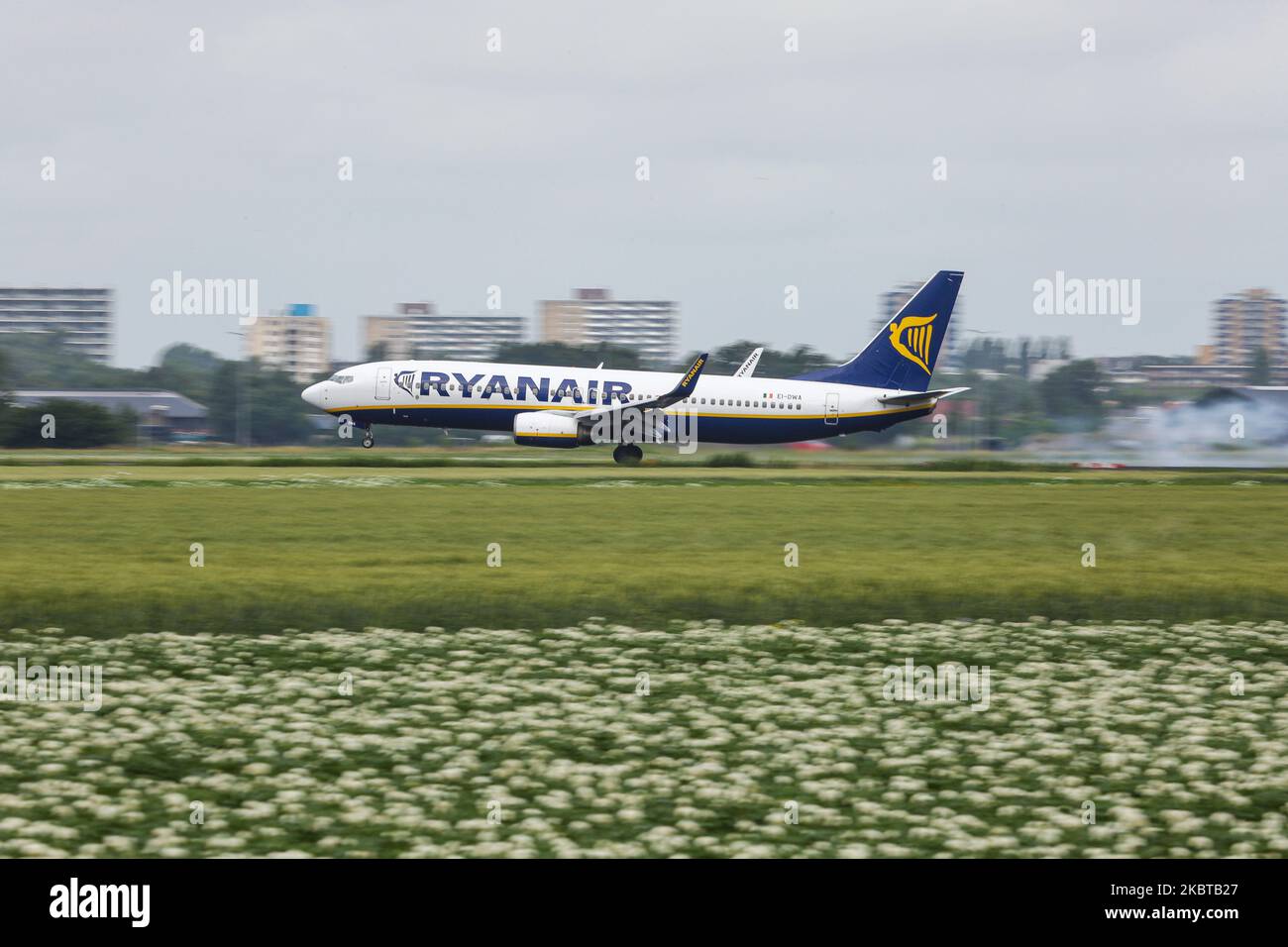 Avion Boeing 737-800 ou 737NG de la compagnie aérienne low cost de Ryanair tel que vu lors de l'approche finale vol et atterrissage à l'aéroport international ECAM d'Amsterdam Schiphol AMS sur la piste Polderbaan aux pays-Bas sur 2 juillet 2020. Le B737 est équipé de l'enregistrement EI-DWA et est alimenté par 2x moteurs à jet CFMI. Le transporteur de budget irlandais, FR RYR, vole exclusivement avec des Boeing. Les vols ont été réduits et des mesures spéciales sont appliquées pendant la période pandémique du coronavirus COVID-19. (Photo de Nicolas Economou/NurPhoto) Banque D'Images