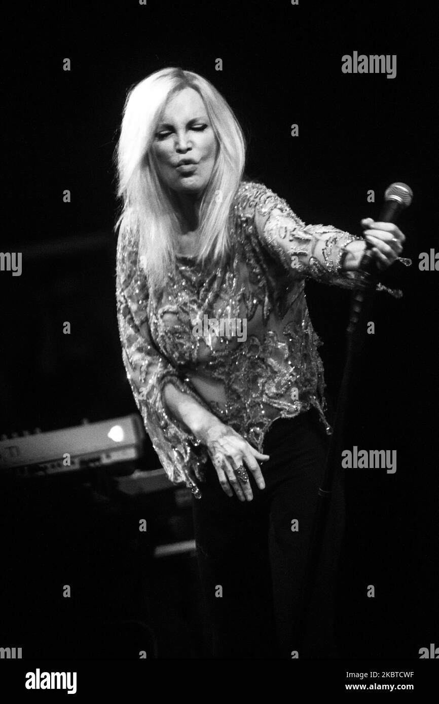 Patty Pravo se produit en direct au Blue Note de Milan, Italie, sur 17 octobre 2014 (photo de Mairo Cinquetti/NurPhoto) Banque D'Images Patty Pravo se produit en direct au Blue Note de Milan, Italie, sur 17 octobre 2014 (photo de Mairo Cinquetti/NurPhoto) Banque D'Images