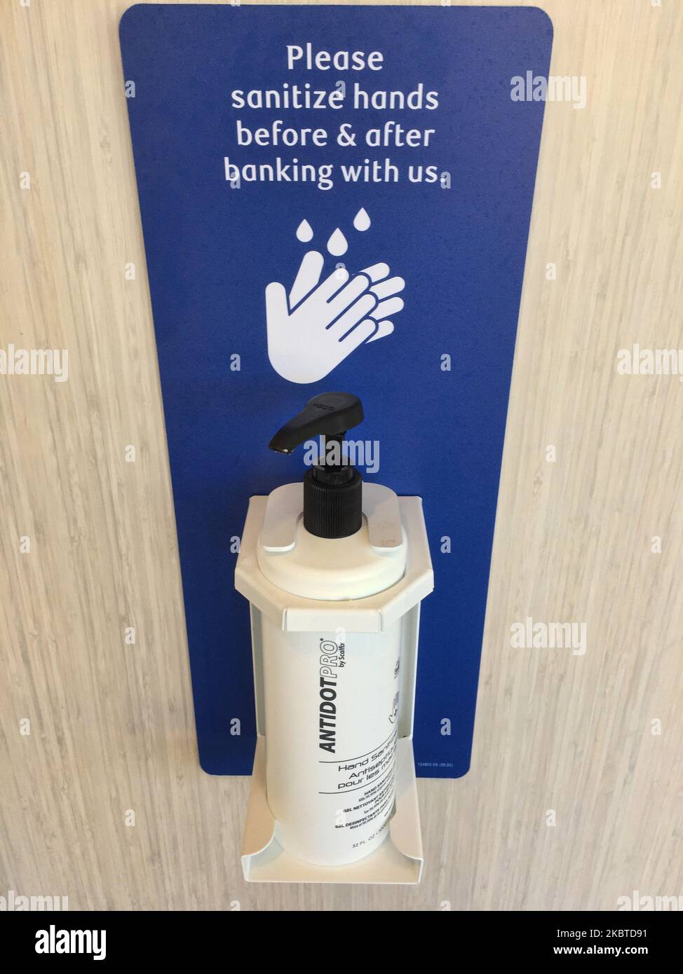 Bouteille de désinfectant pour les mains dans une banque pour protéger les clients du nouveau coronavirus (COVID-19) à Toronto, Ontario, Canada on 07 juillet 2020. L'Ontario est entré dans le « plan 2 » du plan de réouverture en 3 étapes à la suite d'un verrouillage de 4 mois visant à aplanir la courbe du virus (photo de Creative Touch Imaging Ltd./NurPhoto) Banque D'Images