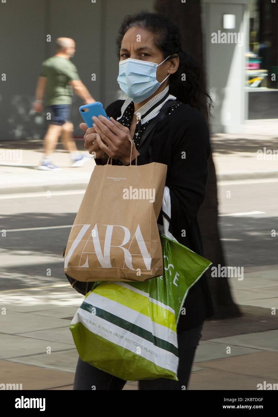 Un shopper avec un masque facial protecteur qui descend Oxford Street alors que les habitants de Londres, au Royaume-Uni, sur 11 juillet 2020, se préparent à la possibilité que les revêtements faciaux deviennent obligatoires dans les magasins et autres lieux publics à travers le Royaume-Uni. (Photo de Jacques Feeney/MI News/NurPhoto) Banque D'Images