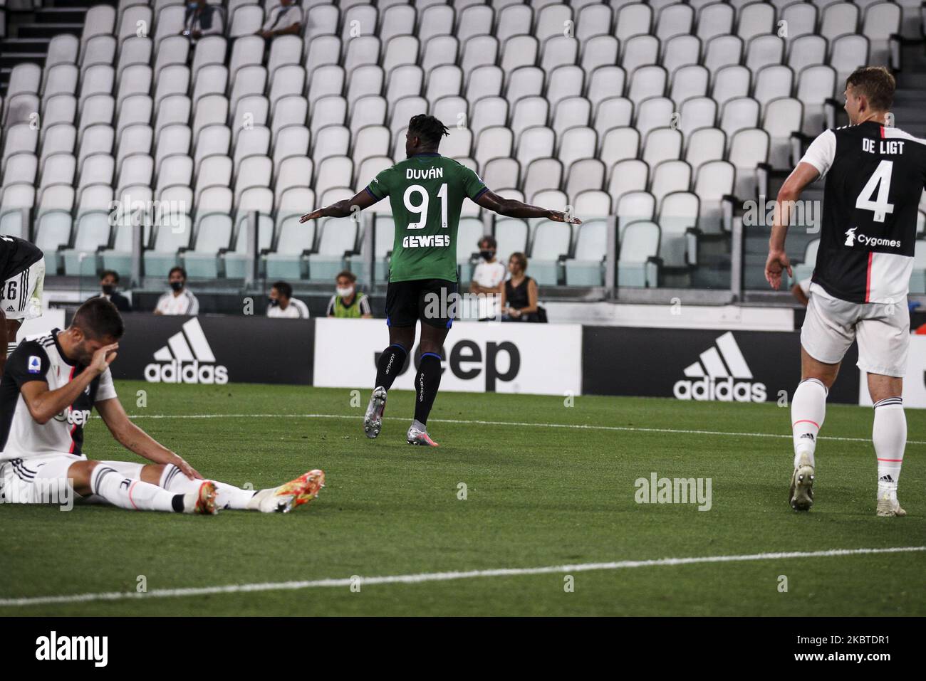 Atalanta Forward Duvan Zapata (91) célèbre après avoir marquant son but du faire 0-1 pendant la série Un match de football n.32 JUVENTUS - ATALANTA sur 11 juillet 2020 au stade Allianz à Turin, Piémont, Italie. (Photo de Matteo Bottanelli/NurPhoto) Banque D'Images