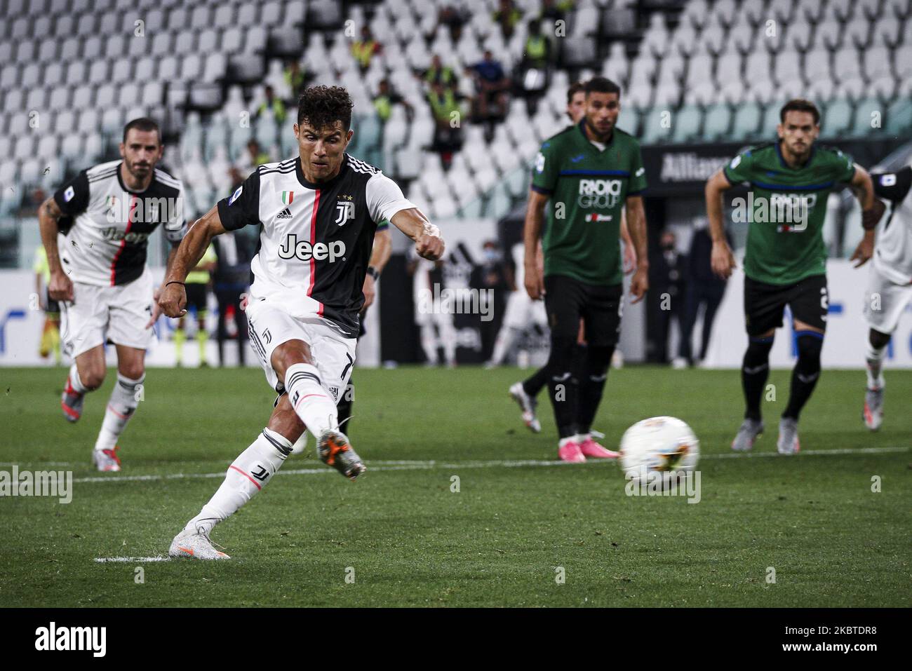 Juventus en avant Cristiano Ronaldo (7) marque son but du faire 1-1 d'un coup de pénalité pendant la série Un match de football n.32 JUVENTUS - ATALANTA sur 11 juillet 2020 au stade Allianz à Turin, Piémont, Italie. (Photo de Matteo Bottanelli/NurPhoto) Banque D'Images