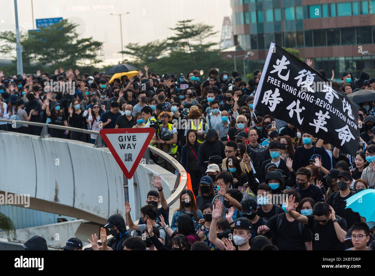 Les manifestants marchont près du Colisée de Hong Kong à Hung Hom, avec un drapeau « gratuit Hong Kong, Revolution Now » le 1st décembre 2019 à Hong Kong, en Chine. (Photo de Marc Fernandes/NurPhoto) Banque D'Images