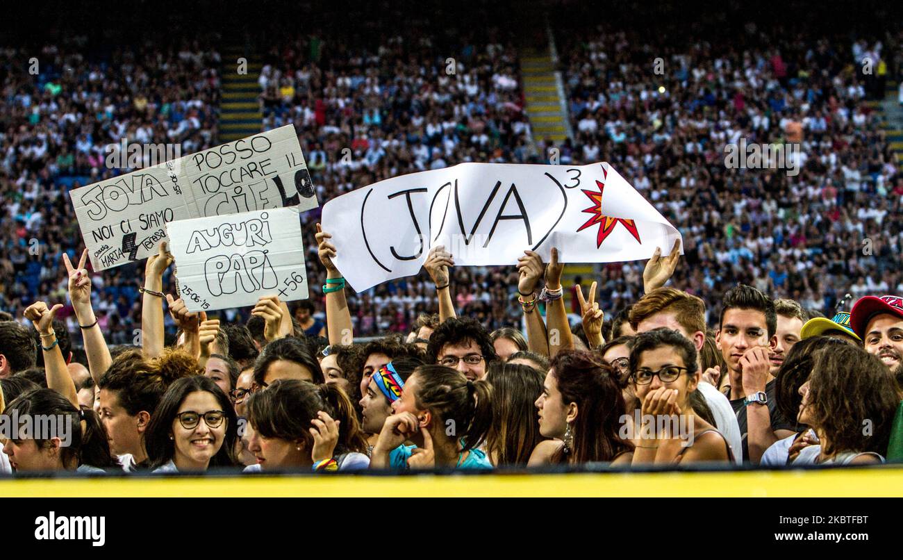 La chanteuse italienne Jovanotti se produit en direct au Stadio San