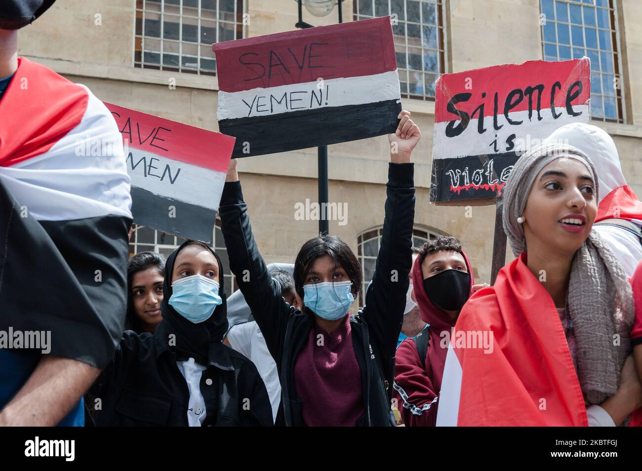 Des manifestants se rassemblent devant la BBC Broadcasting House pour une marche dans le centre de Londres pour protester contre le conflit en cours au Yémen, via les ambassades des pays impliqués dans le conflit - l'Arabie Saoudite, les Émirats arabes Unis et l'Iran le 12 juillet 2020 à Londres, en Angleterre. Le Royaume-Uni est sur le point de reprendre les ventes d'armes à l'Arabie saoudite, qui ont été suspendues l'année dernière après une contestation judiciaire lancée par des militants, malgré les inquiétudes qu'ils pourraient être utilisés contre des civils au Yémen et donc en violation du droit international humanitaire. (Photo de Wiktor Szymanowicz/NurPhoto) Banque D'Images