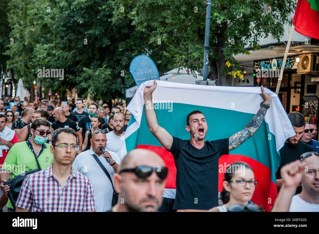 Des milliers de personnes sont rassemblées dans la ville bulgare de Varna en mer Noire pour protester contre la corruption en Bulgarie. Des manifestations anti-gouvernementales ont lieu dans certaines des plus grandes villes de Bulgarie contre le Premier ministre Boyko Borissov, le gouvernement en place et le procureur en chef. Des personnes portent des signes contre la mafia et la corruption en Bulgarie, Varna, Bulgarie sur 12 juillet 2020 (photo de Hristo Rusev/NurPhoto) Banque D'Images