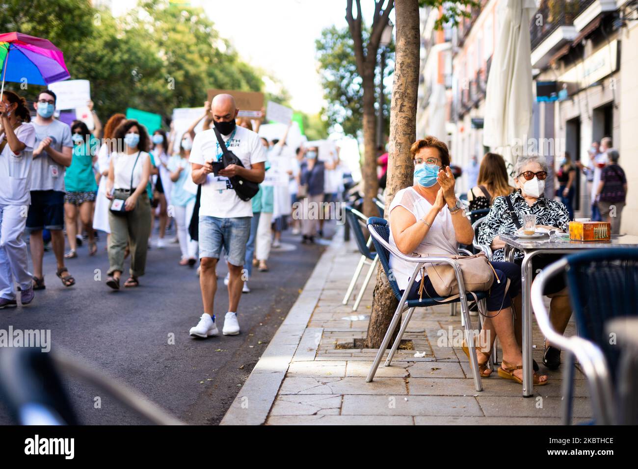 Un voisin soutient la manifestation MIR à Madrid, qui commence une grève illimitée, à Madrid, Espagne, 13 juillet. (Photo de Jon Imanol Reino/NurPhoto) Banque D'Images