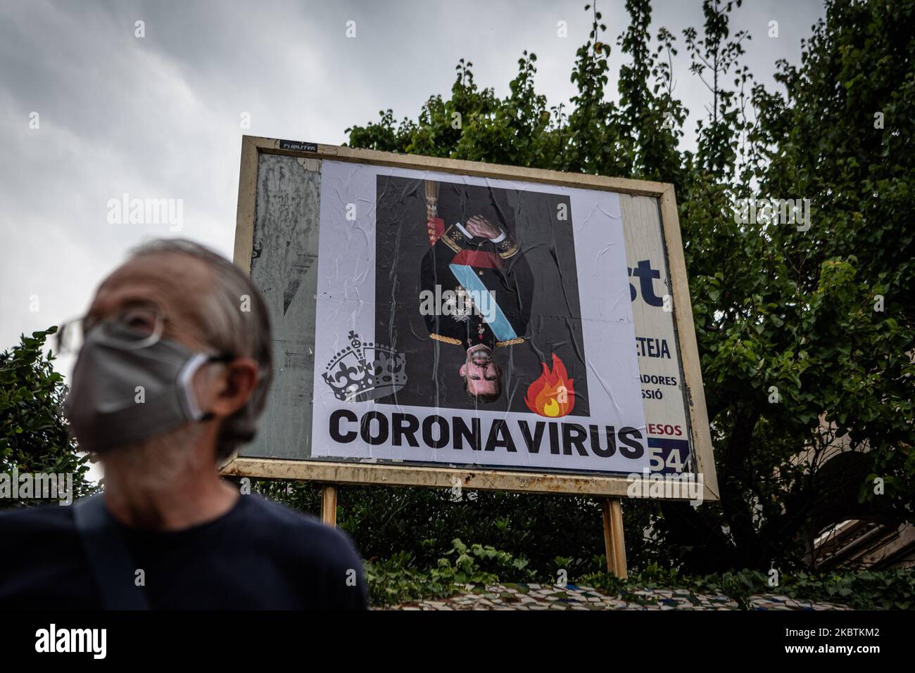 Une affiche anti-monarchiste est apparue à Gérone, en Espagne, sur 14 juillet 2020. Les rois d'Espagne prévoient de visiter les villes de Figueres (Gérone) et Barcelone cette semaine. (Photo par Adria Salido Zarco/NurPhoto) Banque D'Images