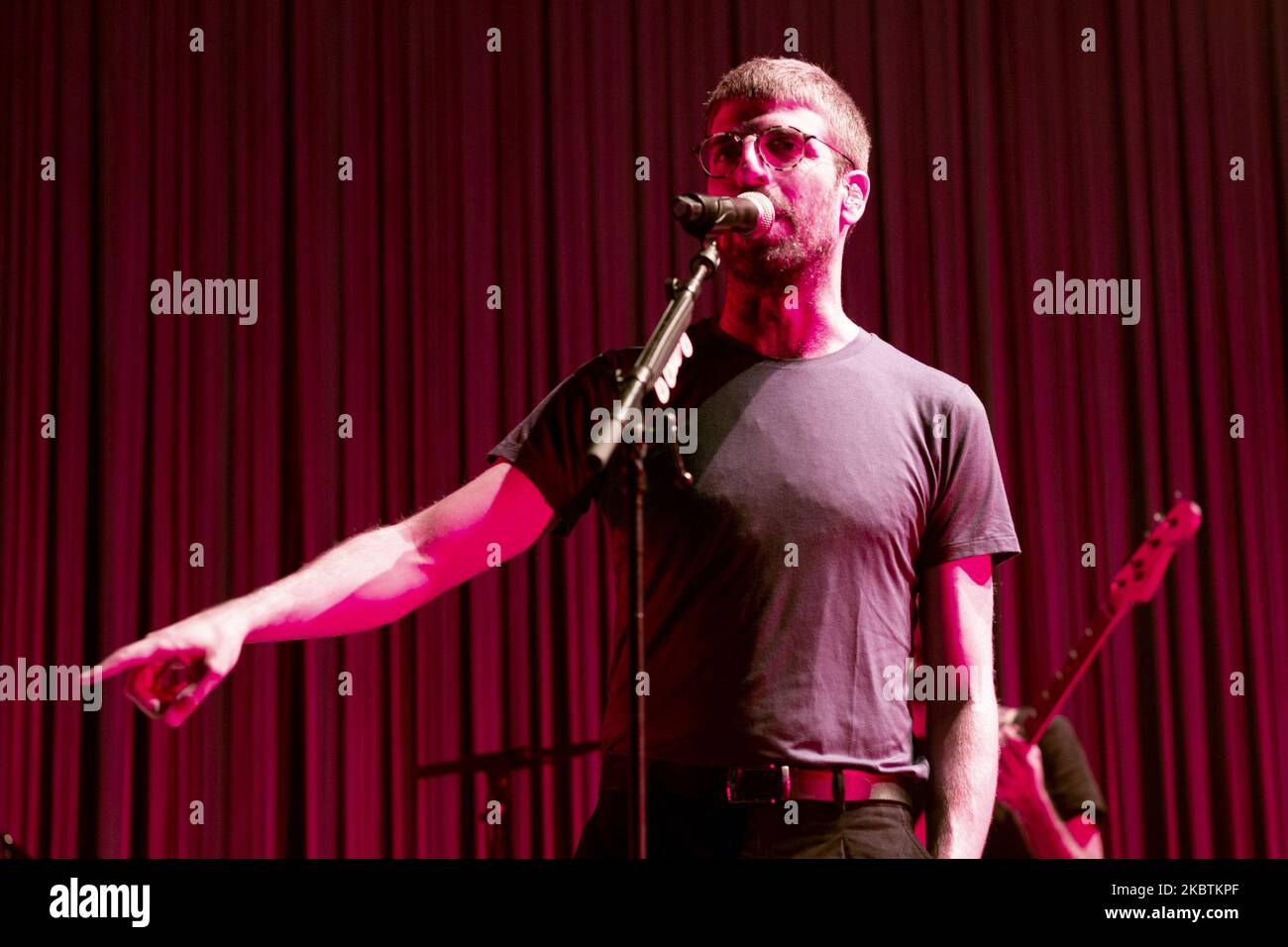 Guillem Gisbert, chanteur du groupe Manel lors d'un concert à Madrid, Espagne sur 14 juillet 2020. Manel reprend sa tournée de présentation 'Per la bona gent' sur la scène 1 du nouvel espace en plein air 'Abre Madrid', situé sur le terrain de l'IFEMA - Feria de Madrid (photo par Oscar Gonzalez/NurPhoto) Banque D'Images