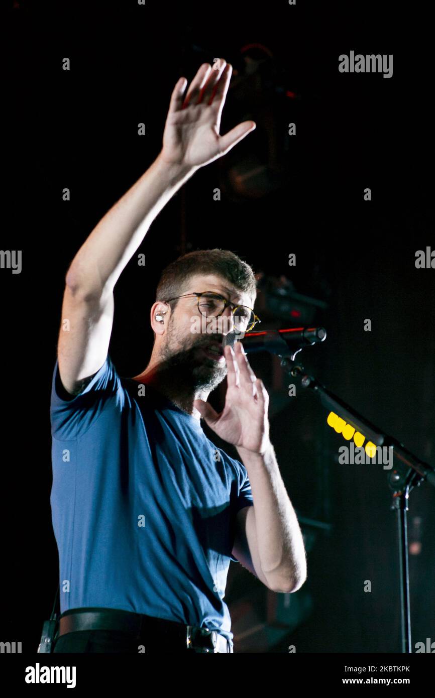 Guillem Gisbert, chanteur du groupe Manel lors d'un concert à Madrid, Espagne sur 14 juillet 2020. Manel reprend sa tournée de présentation 'Per la bona gent' sur la scène 1 du nouvel espace en plein air 'Abre Madrid', situé sur le terrain de l'IFEMA - Feria de Madrid (photo par Oscar Gonzalez/NurPhoto) Banque D'Images