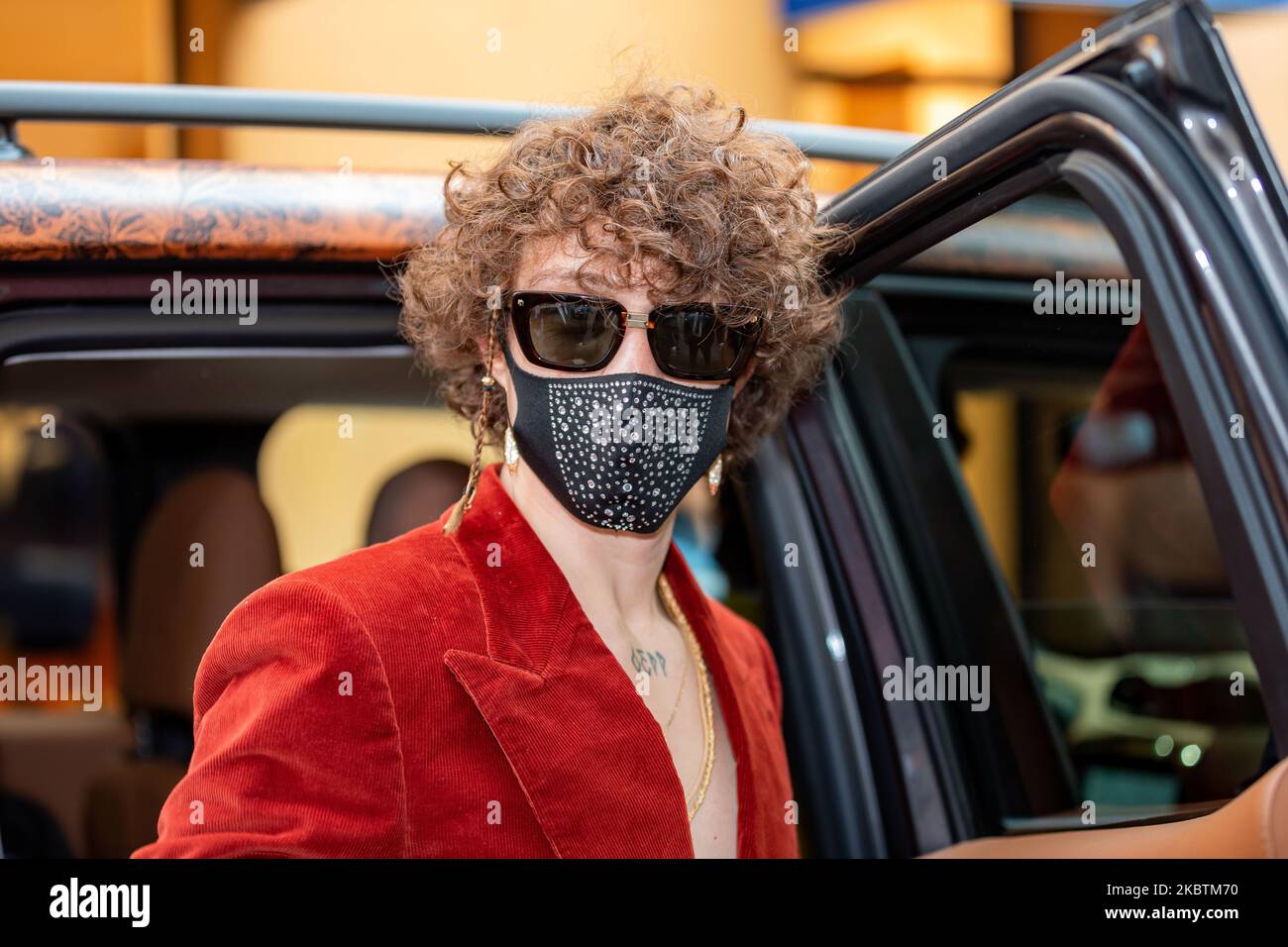 Irama participe au défilé de mode Etro lors de la semaine de la mode numérique de Milan sur 15 juillet 2020 à Milan, en Italie. (Photo par Alessandro Bremec/NurPhoto) Banque D'Images