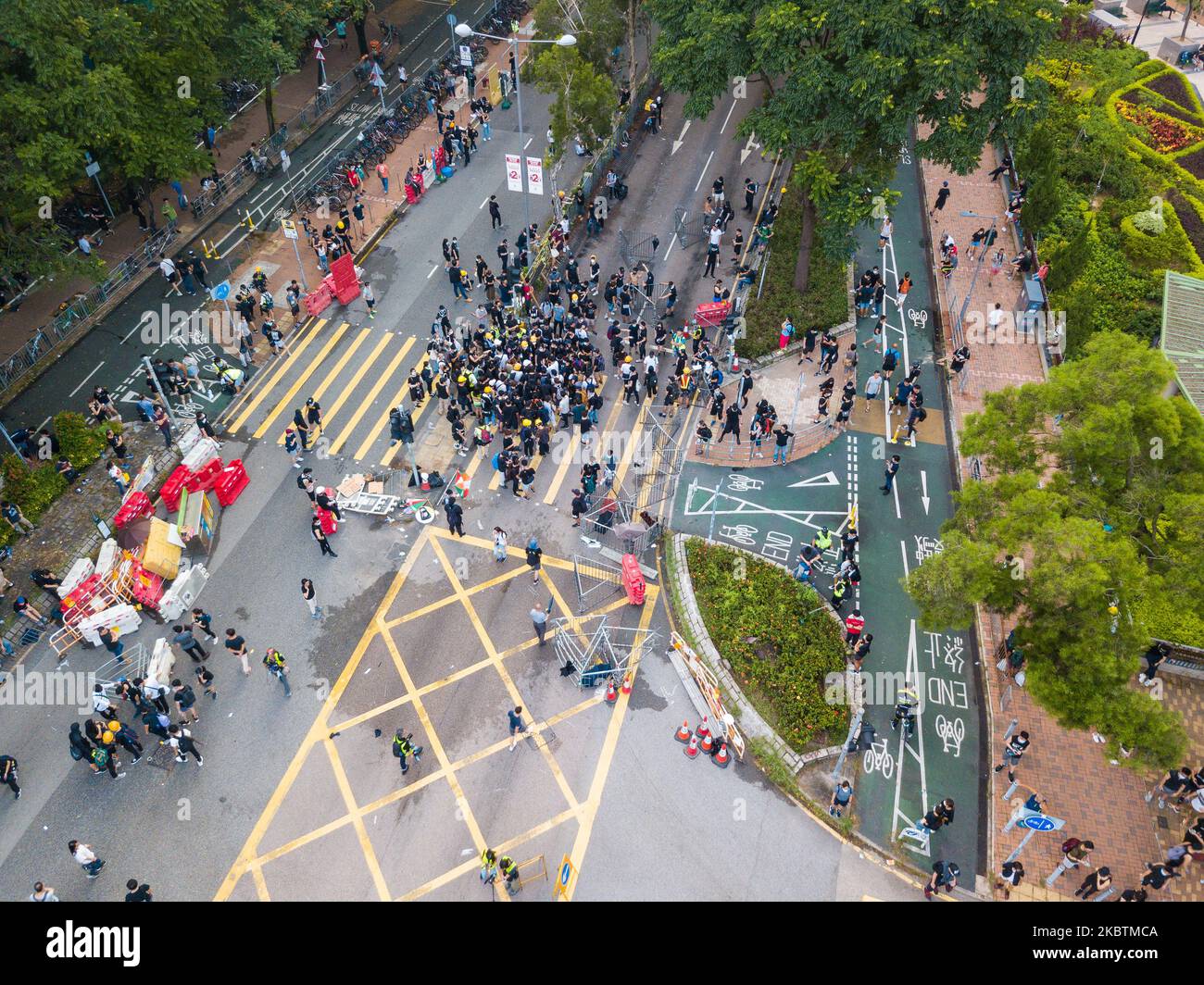 Vue par drone des barricades érigées par les manifestants après des affrontements avec la police à Sheung Shui à Hong Kong, en Chine, sur 13 juillet 2020. Les manifestants se réunissent dans le centre pour discuter des plans. (Photo de Marc Fernandes/NurPhoto) Banque D'Images