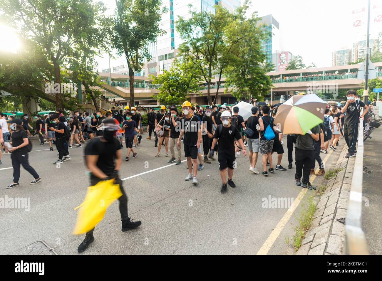 Les manifestants équipés de casques se sont mis en garde contre la police à Sheung Shui, à Hong Kong, en Chine, sur 13 juillet 2020. (Photo de Marc Fernandes/NurPhoto) Banque D'Images