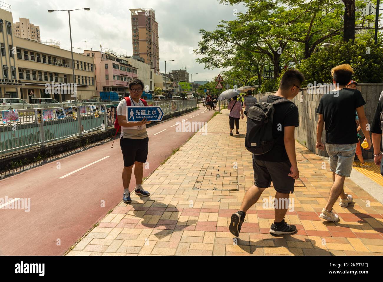 Un manifestant désigne le lieu où la manifestation localiste 'RECLAMATION Sheung Shui'' doit commencer à Hong Kong, en Chine, sur 13 juillet 2020. (Photo de Marc Fernandes/NurPhoto) Banque D'Images