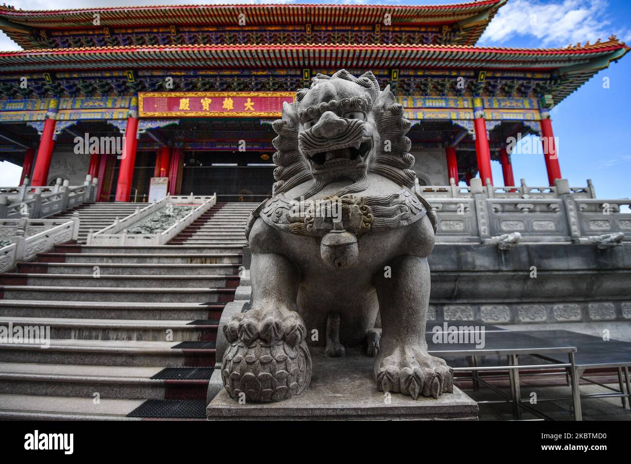 Un lion fait de roche chinoise devant l'escalier jusqu'au temple principal de Wat Borom Racha Kanjanapisek Anoulorn (Wat Leng Noei Yi 2) temple chinois dans la province de Nonthaburi, en Thaïlande, sur 15 juillet 2020. (Photo de Vachira Vachira/NurPhoto) Banque D'Images