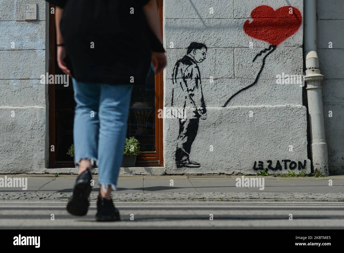 Une nouvelle fresque avec l'image du chef du parti droit et Justice au pouvoir, Jaroslaw Kaczynski, de l'artiste de rue 'le Raton' vu dans le quartier Cracovie-Kazimierz. Sur 15 juillet 2020, à Cracovie, petite Pologne Voivodeship, Pologne. (Photo par Artur Widak/NurPhoto) Banque D'Images