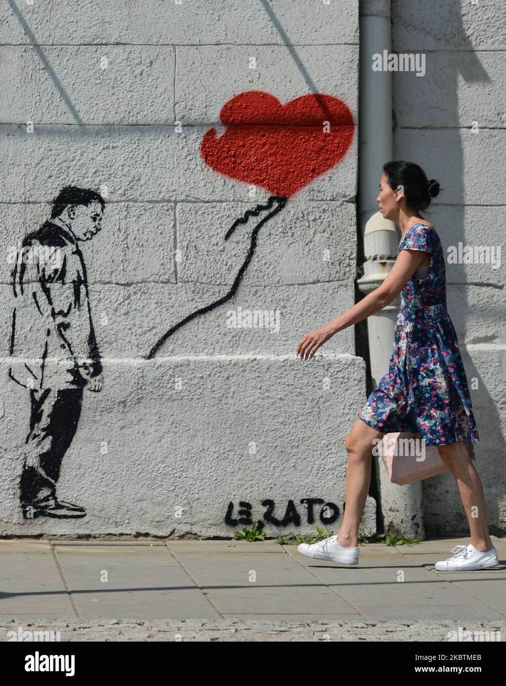 Une dame marche à côté d'une nouvelle fresque avec une image du chef du parti droit et Justice au pouvoir, Jaroslaw Kaczynski, par l'artiste de rue 'le Raton' vu dans le quartier de Cracovie-Kazimierz. Sur 15 juillet 2020, à Cracovie, petite Pologne Voivodeship, Pologne. (Photo par Artur Widak/NurPhoto) Banque D'Images
