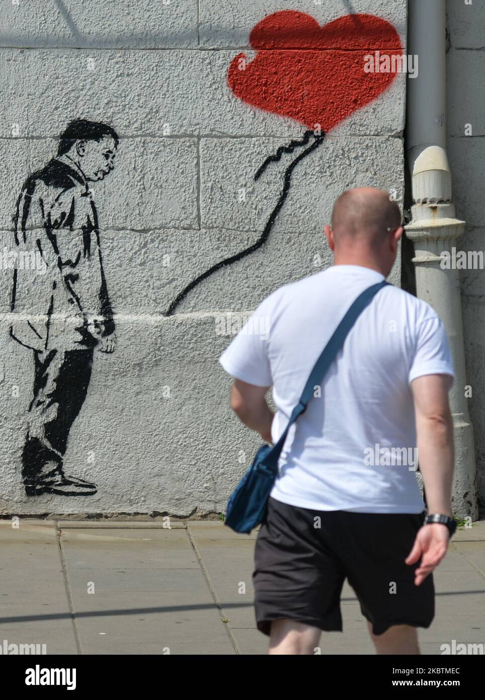 Un homme marche à côté d'une nouvelle fresque avec une image du chef du parti droit et Justice au pouvoir, Jaroslaw Kaczynski, par l'artiste de rue 'le Raton' vu dans le quartier de Cracovie-Kazimierz. Sur 15 juillet 2020, à Cracovie, petite Pologne Voivodeship, Pologne. (Photo par Artur Widak/NurPhoto) Banque D'Images