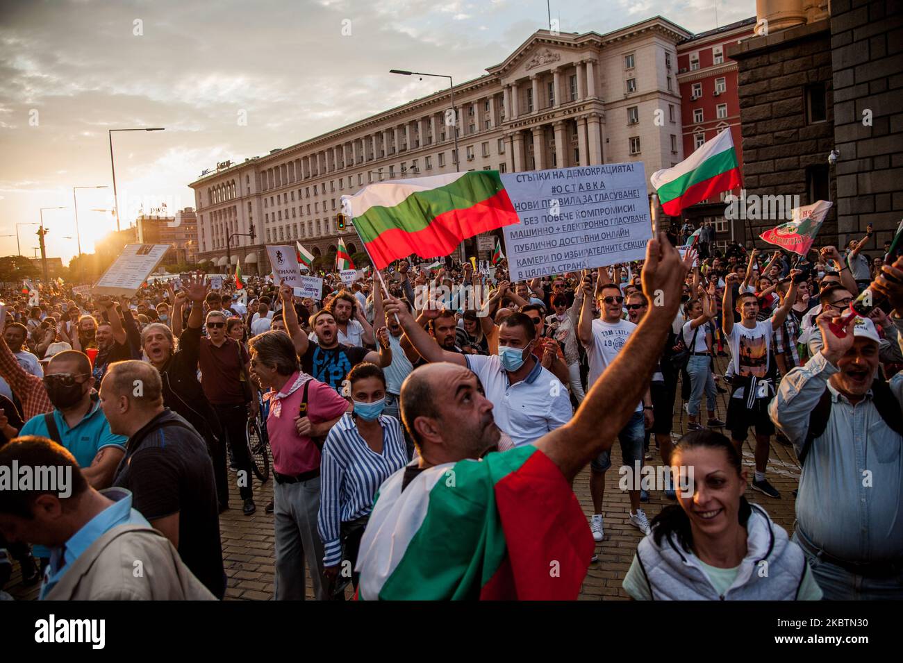 Des milliers de personnes sont rassemblées dans la capitale bulgare de Sofia pour protester contre la corruption en Bulgarie. Des manifestations anti-gouvernementales ont lieu dans certaines des plus grandes villes de Bulgarie contre le Premier ministre Boyko Borissov, le gouvernement en place et le procureur en chef. Des personnes portent des signes contre la mafia et la corruption en Bulgarie, Sofia, Bulgarie sur 15 juillet 2020 (photo de Hristo Rusev/NurPhoto) Banque D'Images